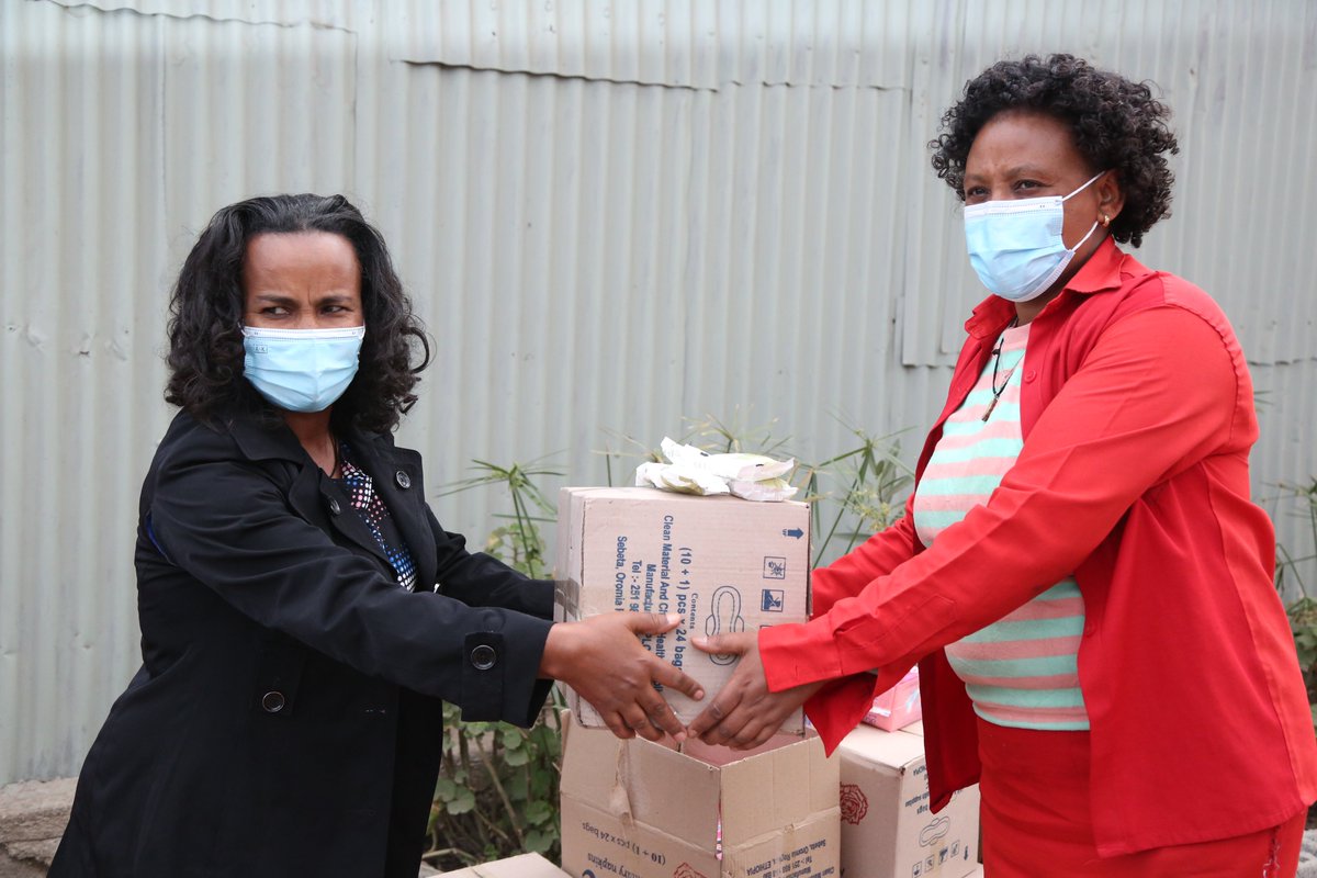 PrisonFederal's tweet photo. 23/04/2013 ዓ.ም
በፌዴራል ማረሚያ ቤት ኮሚሽን ለሴቶች ማረፊና ማረሚያ ቤት ለሚገኙ ሴት የህግ ታራሚዎች ከ39 ሺህ ብር በላይ የሚያወጡ የተለያዩ የንጽህና መጠበቂያ ቁሳቁሶችንና የውስጥ ልብሶችን ድጋፍ ተደረገ፡፡ https://t.co/oXiIXhz4Cq