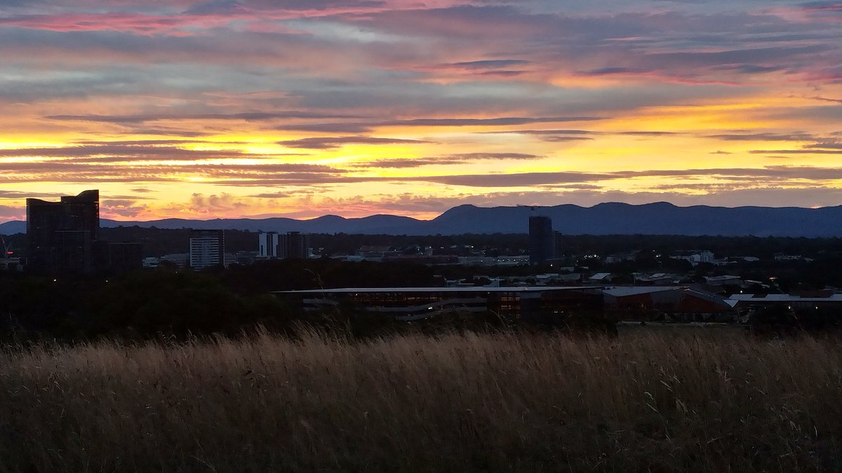 AusLoafer's tweet photo. Sun slowly setting over #Canberra #Belconnen 2021 #Sunset #PleaseBeBetter https://t.co/9xatNQBoIM