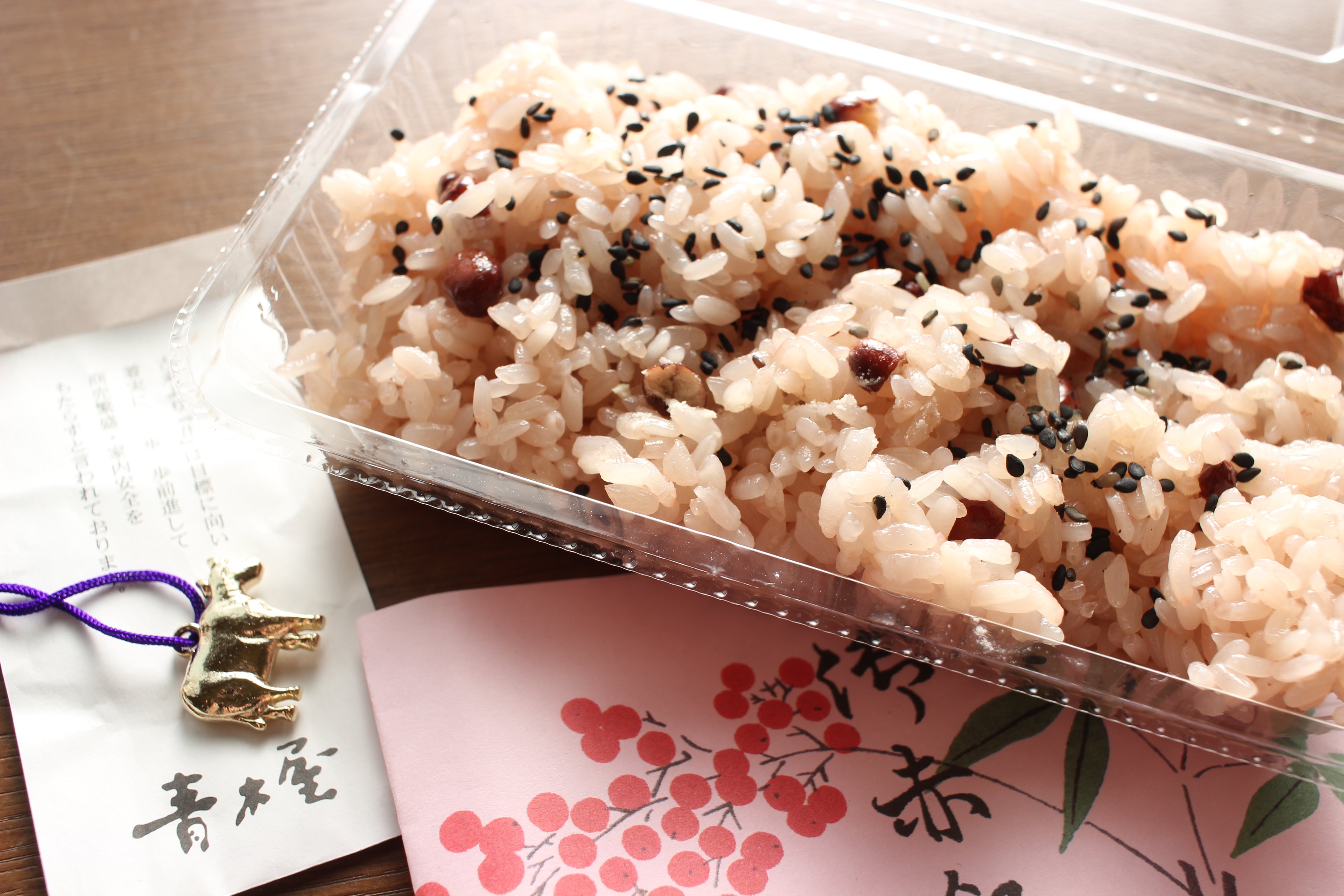 きんもくせい イラストレーター お正月にお赤飯食べました もち米が一粒一粒弾力があり とても美味しかったです お赤飯 を包んである紙の匂い 好きです 来年もお赤飯食べよう イラスト 絵描きさんと繫がりたい 青木屋 赤飯 T Co