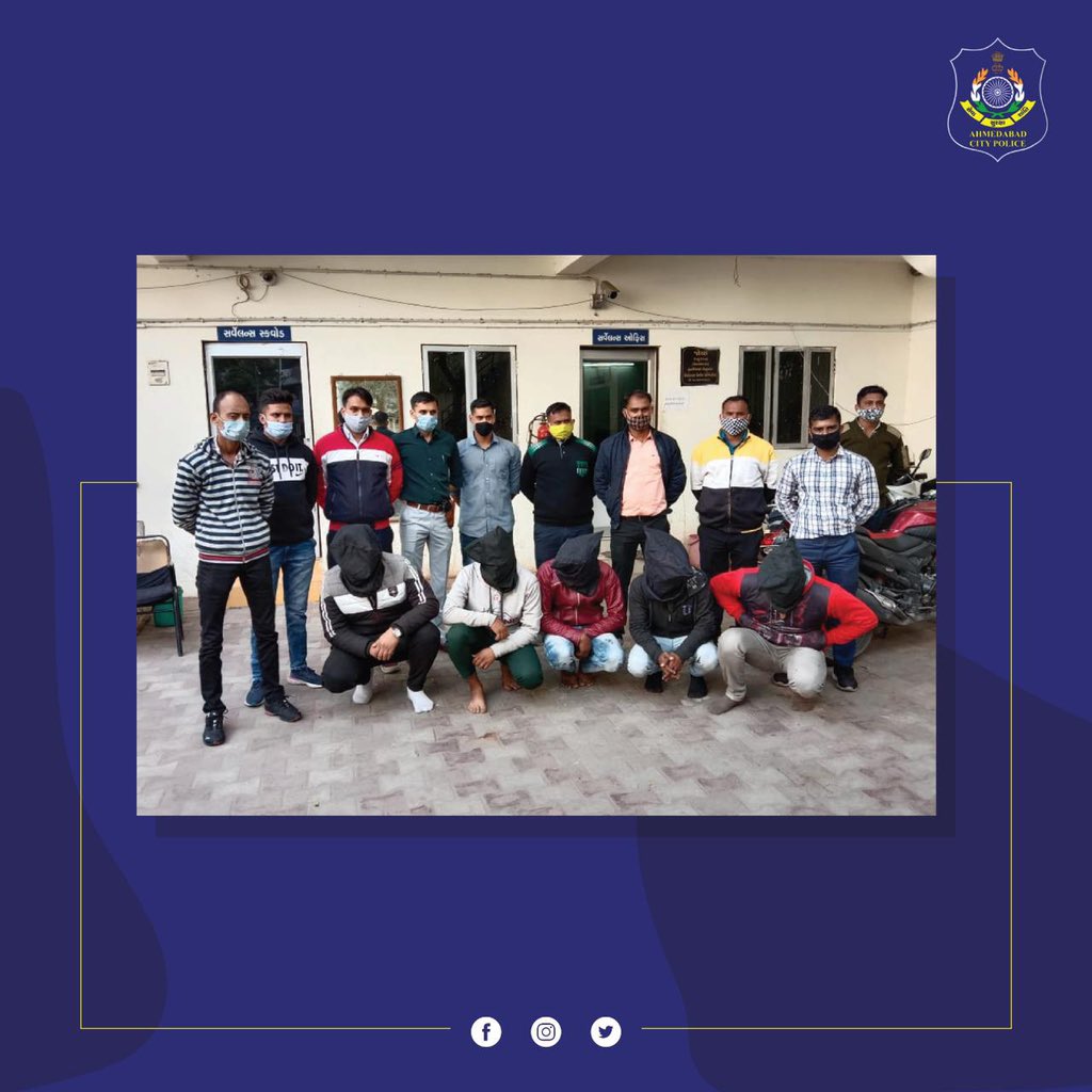 AhmedabadPolice's tweet photo. અમદાવાદ

મેઘાણીનગર માં થયેલ��� 1.78 કરોડની લૂંટ મામલો.

 પોલીસે ગણતરીના કલાકોમાં પાંચ આરોપીઓની કરી ધરપકડ...

 લુંટનો તમામ મુદ્દામાલ કર્યો કબ્જે.. 

અન્ય કુરિયર કંપની ના 3 કર્મચારીઓ ની ધરપકડ

ગુનામા વાપરવામાં આવેલુ વાહન કબ્જે. https://t.co/99TXdX57K9