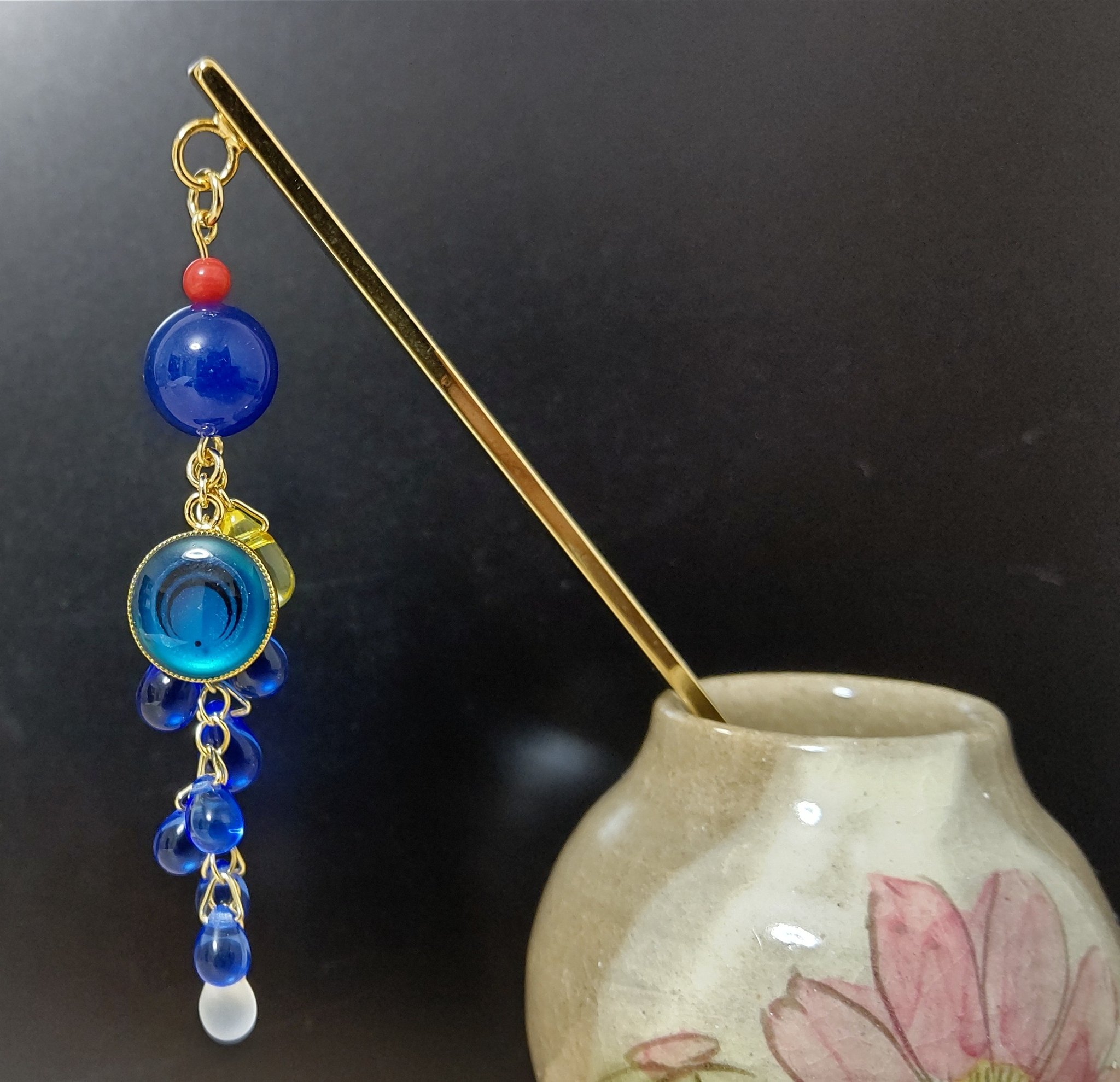 簪の裕 まぁ あんなに粋で美しい軽装を見せられたら作りたくなりますよね 三日月宗近 軽装の髪飾り簪を作ってみましたーヽ O ﾉ 髪飾りなので短めの簪棒で仕上げてあります ハンドメイド好きさんと繋がりたい 刀剣乱舞 とうらぶ手芸部