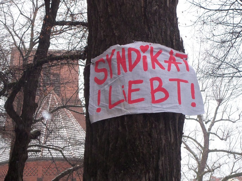 nk_12049's tweet photo. Die Kiezkneipe #Syndikat bleibt unvergessen - an den Wänden und Bäumen im #Schillerkiez in #Neukölln . #SyndikatLebt #PearsGlobal enteignen !
Die Stadt der Reichen angreifen! https://t.co/N71gHiHGXu