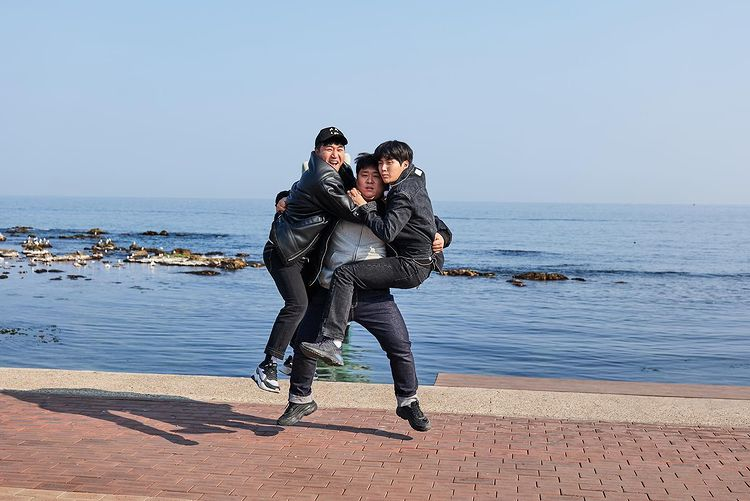 I've been wanting to do this for ages. Here's a thread of HD  #2D1N photos.  Gonna spend the next hour looking for them hehe.