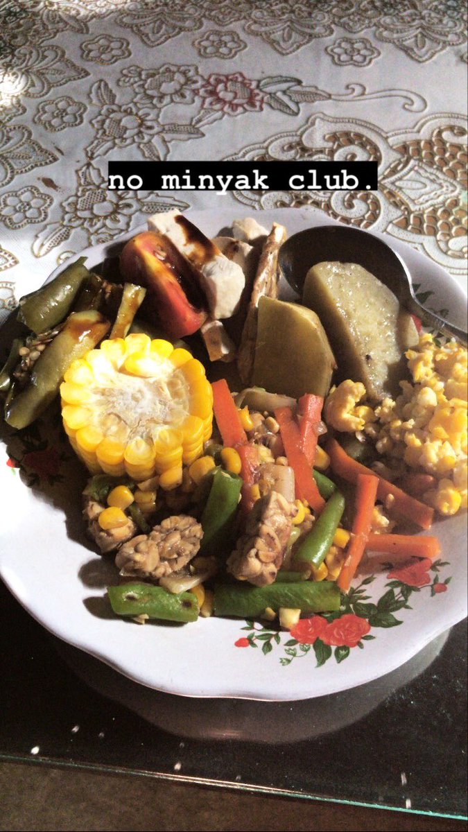 nah kalo jam 10-11 siang biasanya makan buah2an di bowl ijo. hampir tiap hari sih ini. dan ini beberapa contoh menu diet akuu. yakin deh kenyang banget pasti tidak kelaparan wkwk biasanya aku klo makan banyak itu pas lunch nya.