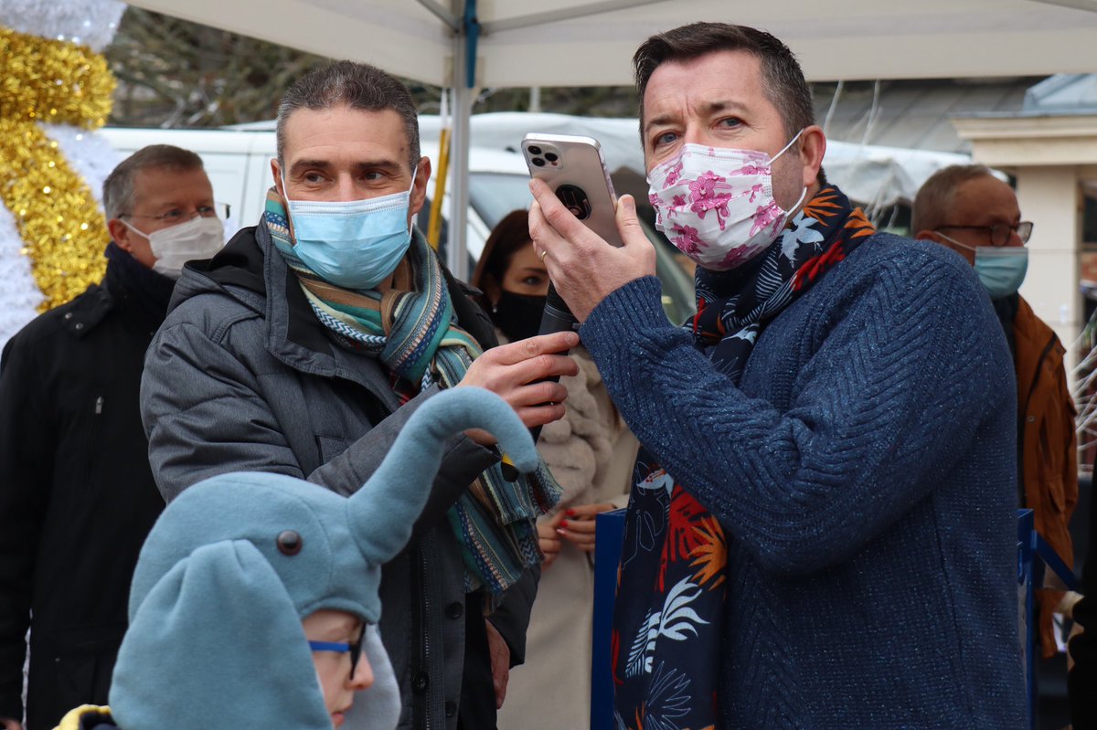 KARLOLIVE's tweet photo. Merci à l'Union des Commerçants et Artisans de #Poissy et à la société Mandon qui se sont mobilisées pour faire vivre cette tombola de #Noël auprès des habitants et des commerces de la ville ! Une belle initiative solidaire #MadeInPoissy ! https://t.co/rjw7KkPdFR