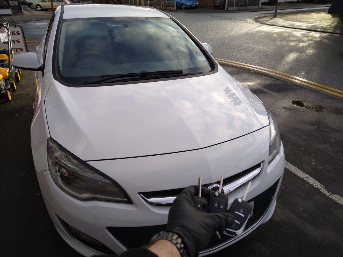 Vauxhall Astra 2011 - New Aftermarket Remote Key - Stanleys Security Limited - 01704 501336 🔑 - Car had 1 good full remote key, and non flip remote key had broken. So we supplied a new spare after market remote key. 

#vauxhall #astra #remotekey #sparekey #stanleys #security