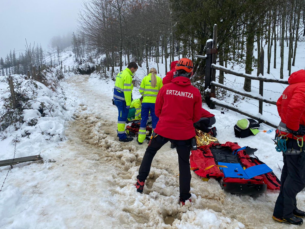 Eibar, monte Urko. Un hombre ha entrado en parada tras una caída. Iniciamos maniobras RCP,  nos releva <a href="/osakidetzaEJGV/">Osakidetza</a> . No podemos hacer nada por su vida.
Descanse en paz.
Eibarren, mendizale bat zendu da gaur Urko mendian. 
Goian bego.
Colaboran para descenso <a href="/BomberosBizkaia/">Bomberos y Bomberas Bizkaia</a>