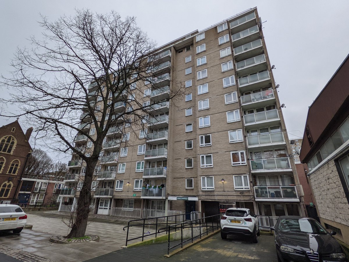 1/ THREAD: A walk in Camden celebrating (mostly) council housing and municipalism. Firstly, the Regent's Park Estate built by St Pancras Metropolitan Borough Council from 1951. Swallowfield (left), a later phase, was designed by Edward Armstrong and Frederick MacManus.