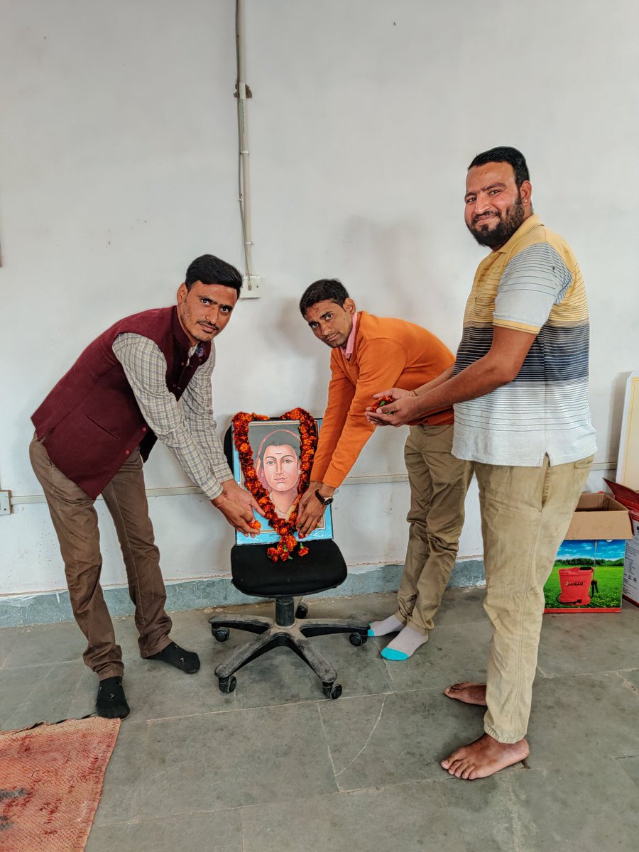 mkreodar's tweet photo. #जयभीम_रेवदर के ग्राम पंचायत परिसर में राजीव गांधी सेवा केंद्र में
भारत की प्रथम महिला शिक्षिका व क्रांतिकारी समाज सेवी ज्ञान की रोशनी,  दुःखीयो की सहारा सैनी समाज (माली) समाज की माता सावित्री बाई फुले जयंती पर बधाई हो https://t.co/OeSktjZYry