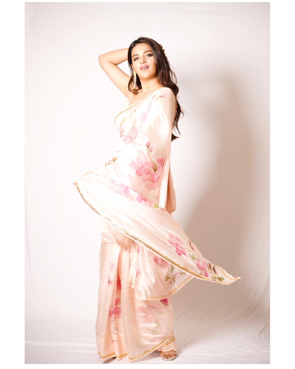 Nidhhi Agerwal tweet media