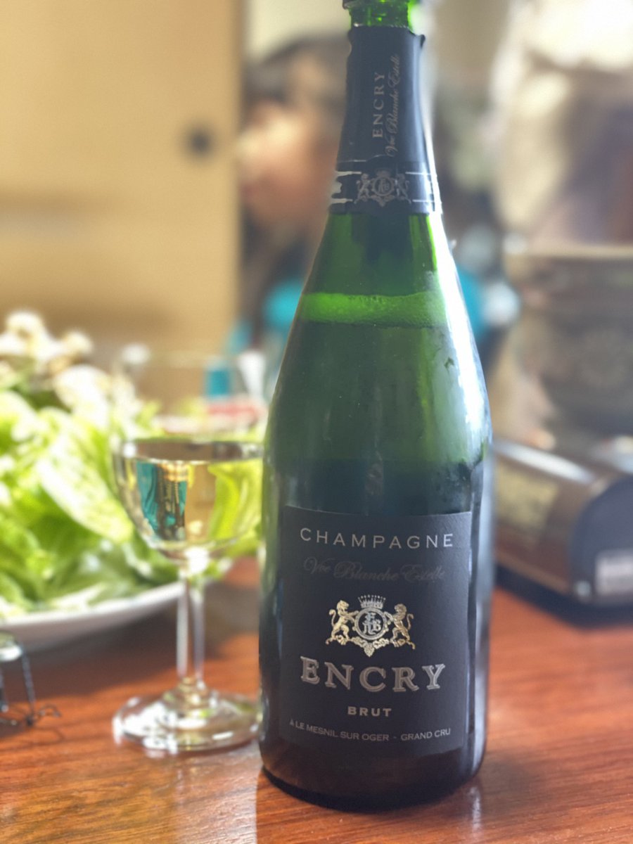 likaman_ito's tweet photo. 新年シャンパーニュ。親族はどれでもドンペリだと言う。。残念
#encry #Champagne #salon #krug #シャンパーニュ #都光 https://t.co/Rb7tMNikmc