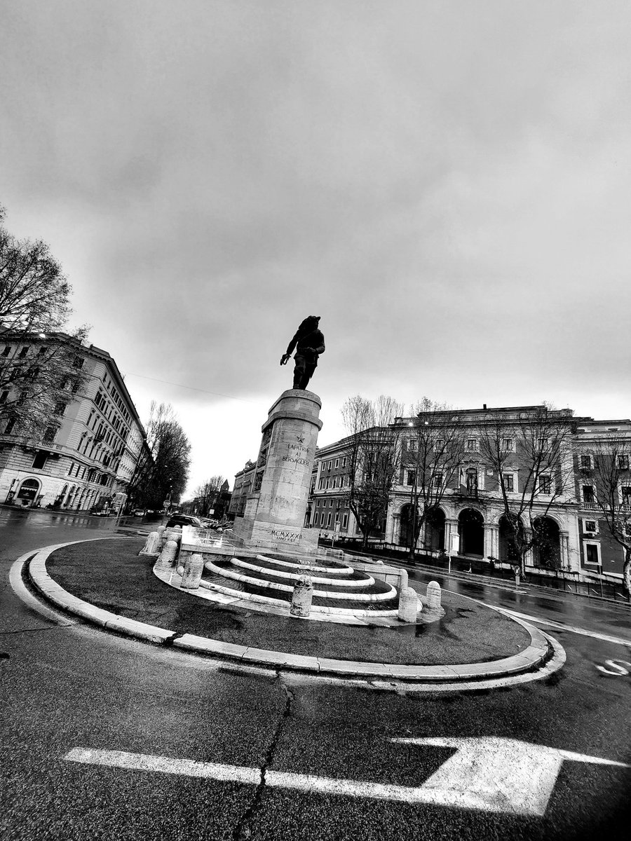 Correva l'anno di grazia 1870 
#ilbersagliere 
#RainySunday #walkinwinter
#bnwphotography #blackandwhitephotography #blackandwhite #Rome #3gennaio2021