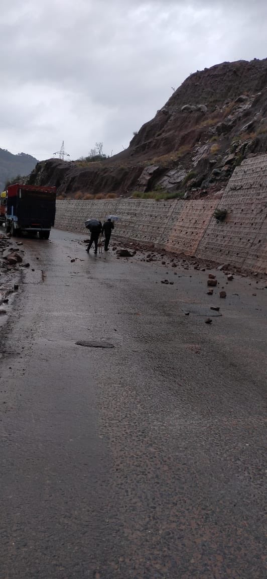 TheYouthPlus's tweet photo. #Ramban : #Nh44 Update: Heavy snowfall and shooting stones at several locations. #traffic remains suspended. 

#TheYouthPlusNews 
@ritsdiary @arumitash @TaniyaManhas12 @geetushrmaa @SiyaaVerma @feria_divianshi @mehaksharma_7 @dee_pakshi @Soul_Dogran https://t.co/N5uXvcROBq