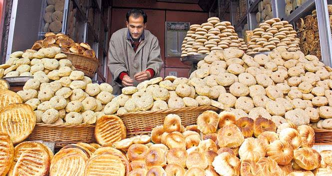 nirupamakotru's tweet photo. @virsanghvi :good #sourdough is delicious with a nice cup of freshly brewed #coffee,but every #Kashmiri I know prefers fresh #Telvor #Lavasa, #Girda #Katlam #Kulcha etc with his/her freshly brewed #Kahwa/#SheerChai/#NoonChai😊
Long live our friendly neighbourhood #kandur(baker)💕 https://t.co/JJAEYbGMbK