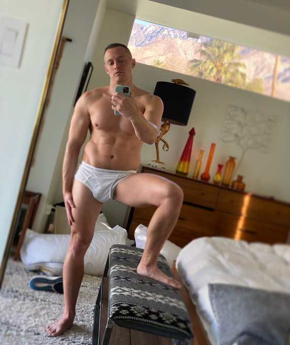 2 pic. Dirty room. Clean undies. https://t.co/5Awn9vTfZ7