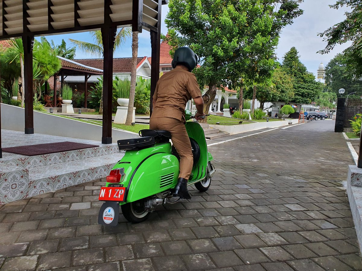 thoriqul_haq's tweet photo. Rek. Aku nduwe vespa anyar, warnanya ijo, di stater langsung ting ting ting. Sudah lama pingin punya vespa, biar ganteng seperti @cakimiNOW https://t.co/pmLXebLY8U