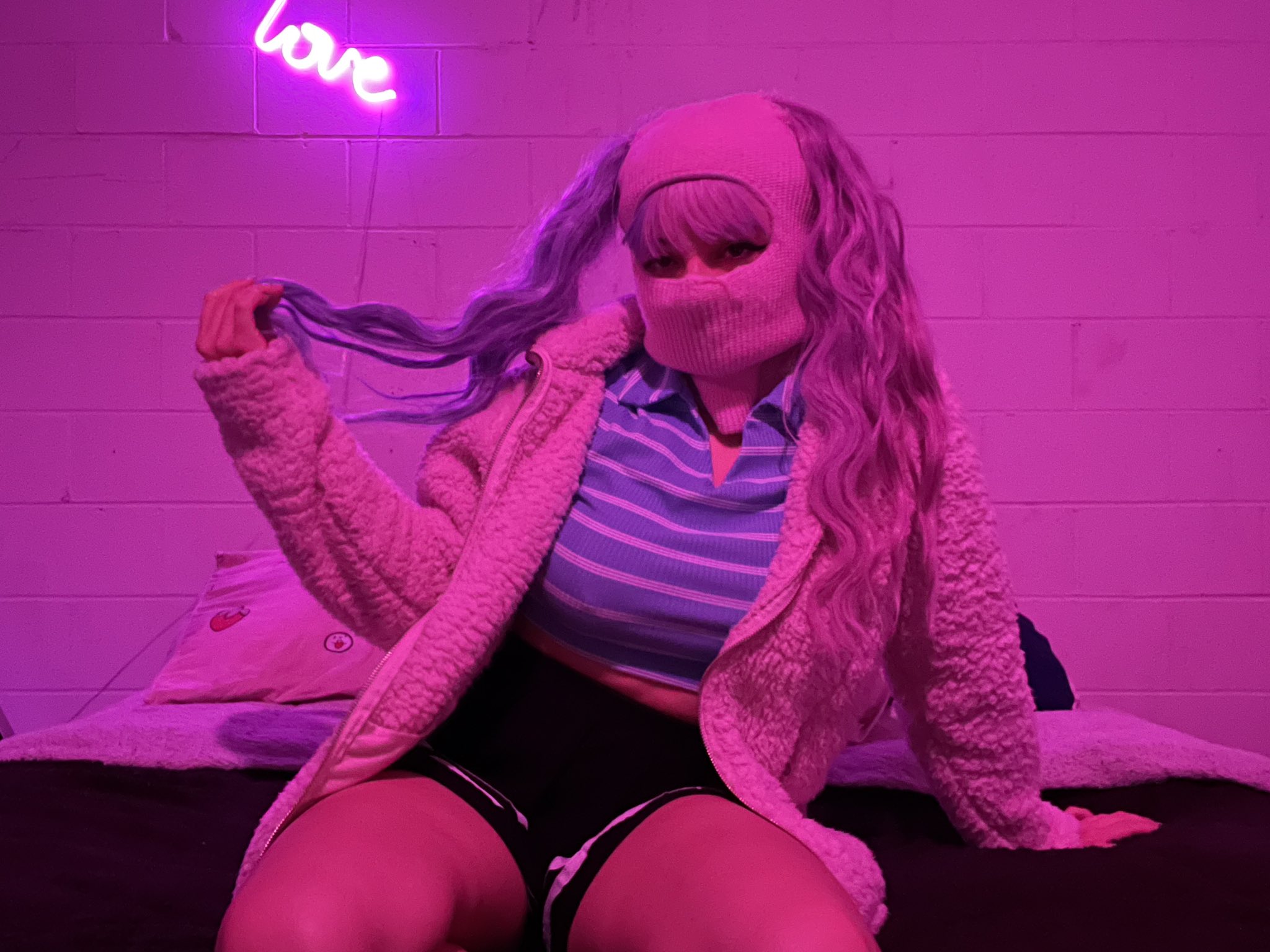 2 pic. What’s up love https://t.co/Z3sp30ElVU
