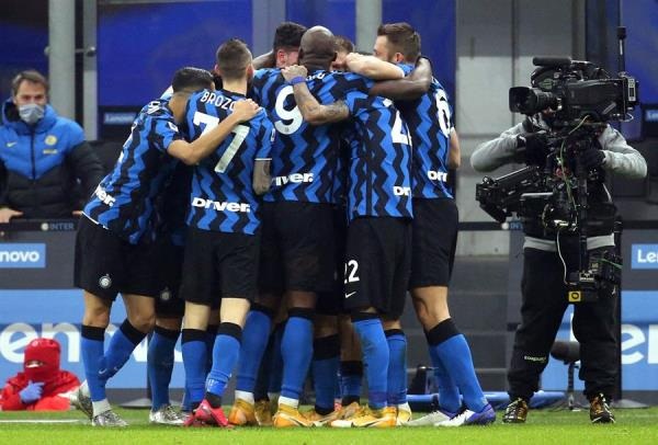 SoyNuevaPrensa's tweet photo. El Inter: con un gol del "ex" Vidal, desnudó a la Juventus - https://t.co/TSndrwQUFS
#SoyNuevaPrensa #ArturoVidal #Calcio #DerbiDeItalia #InterDeMilan #JuventusDeTurín #NicoloBarella #Deportes #Fútbol https://t.co/DntVXblROp
