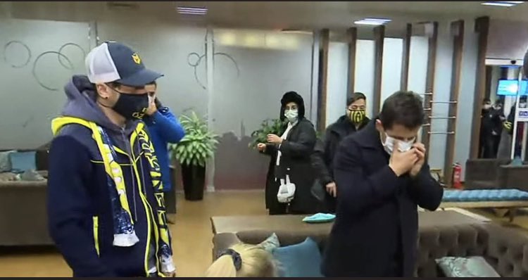 Emre:Alo,Hazard. Şimdi çok konuşamayacağım ,Mesut yanımda .Haftaya biletini aldırıyorum ,görüşürüz. #WeHaveGotMesutOzil