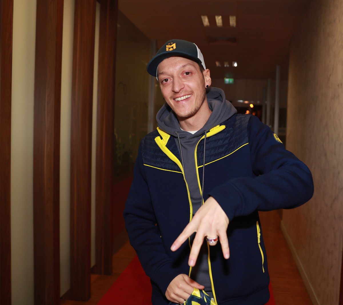 Mesut Özil İstanbul'da! 💛💙