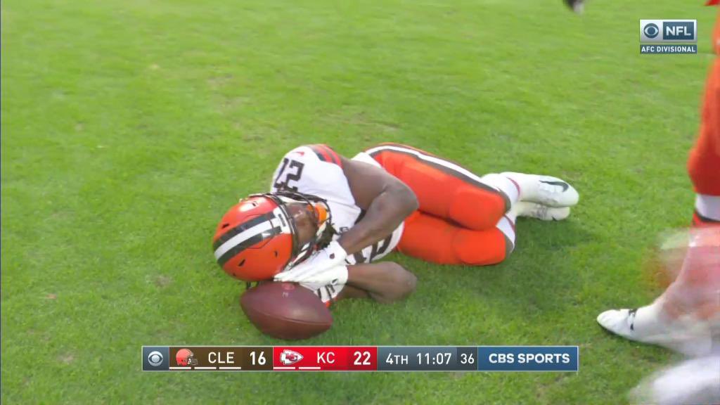 quecmo's tweet photo. Hunt next Sunday on his couch. https://t.co/Ued0q2lyUK