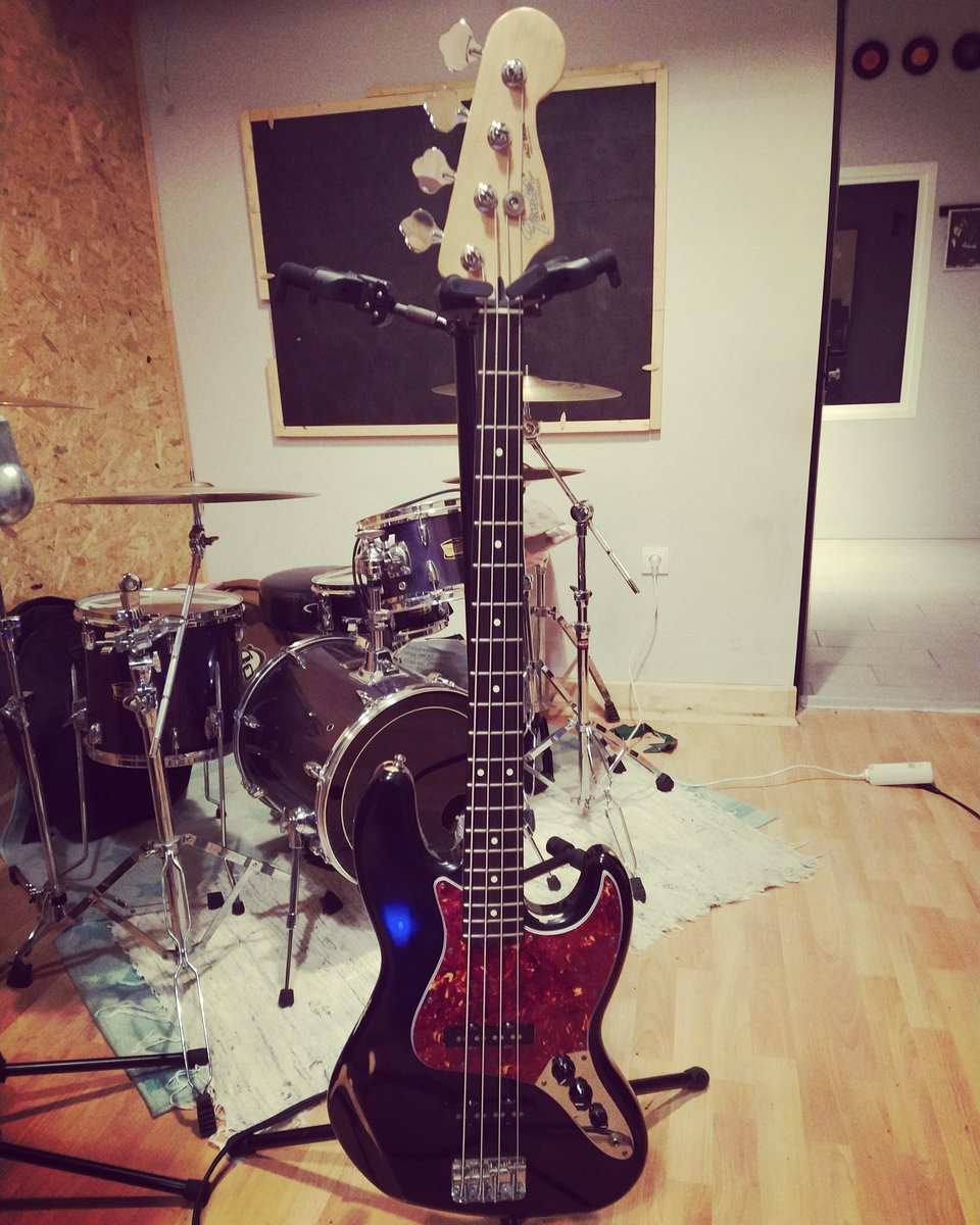 Queda poco para que escuchéis sonar a este bicho de bajo en manos de nuestro mastodonte, Antonio.  
#Bass #live #musica #neptunia #malaga #comingsoon