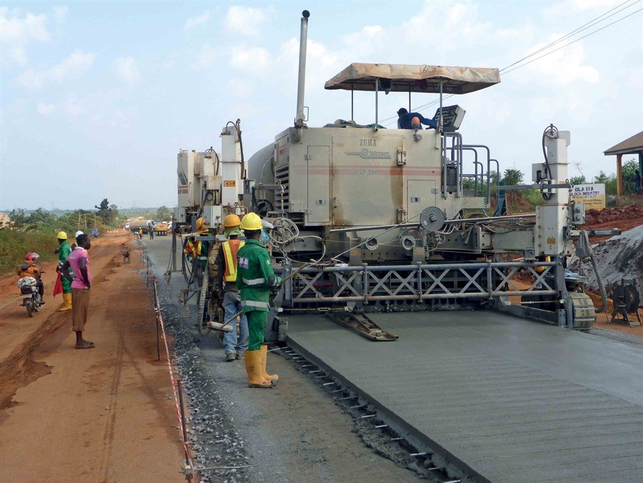 DefenseNigeria's tweet photo. Africa's wealthiest man Aliko Dangote just completed the longest single continuous rigid paved road in Africa, the Ubajana- Kabba Road. Spanning 43 kilometres, the road is Nigeria's most strategic highway linking north and south. https://t.co/LOCNwZmzfu