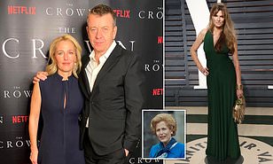 Beard_Club's tweet photo. #LezSerialBeardForGayMen actress Gillian Anderson 'bemused' at how quickly her (#TheCrown-writing) ex-#GayMerkin Peter Morgan has started a new #Fauxmance/#BeardContract w/ fellow #ProBeard Jemima
https://t.co/cPEF4lgGr4
#BeardingIsAliveandWell #GayMafia #Gaslighting https://t.co/tiJyDFYusH