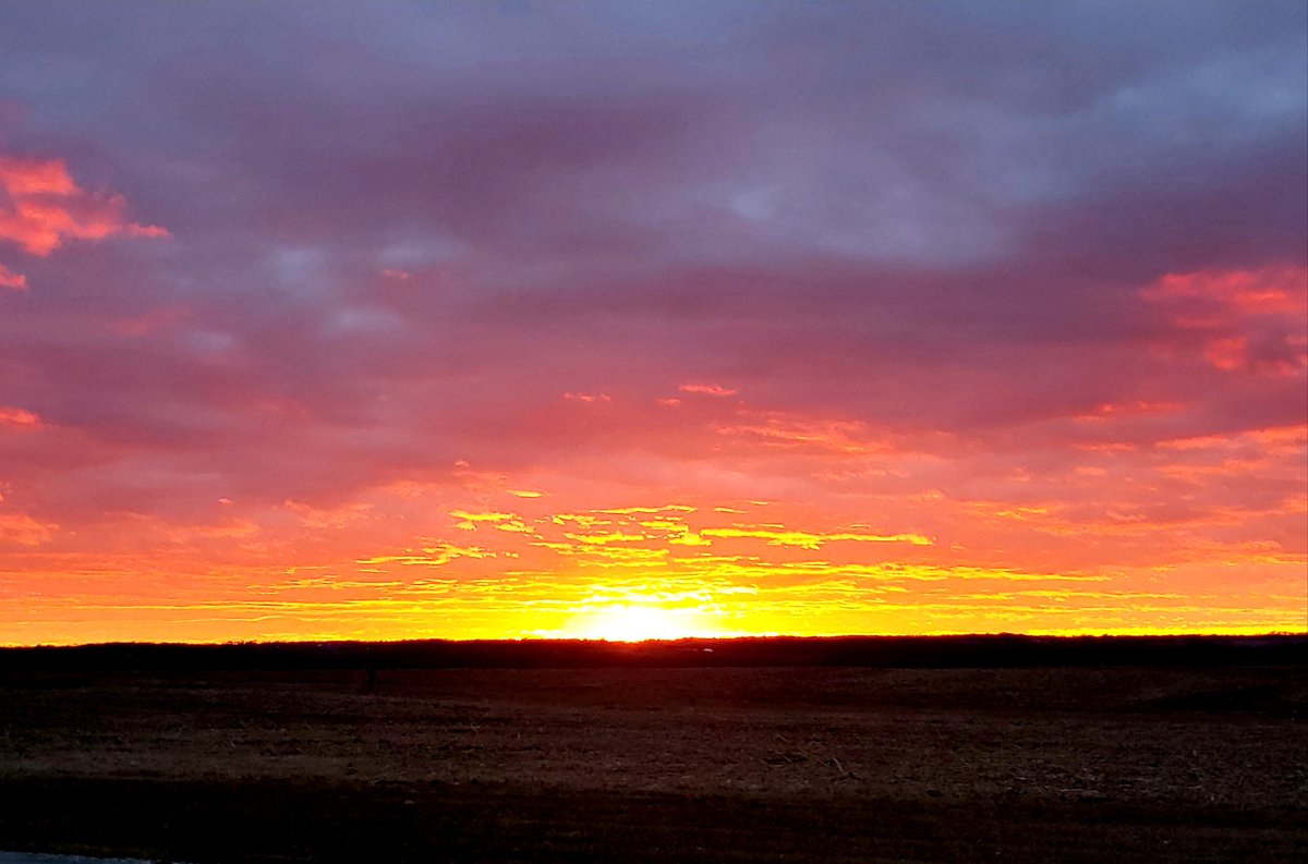 mindydohrman's tweet photo. An awesome Chiefs Red sunset tonight! Great win today! #sunsetridge https://t.co/eOtpizqiqG
