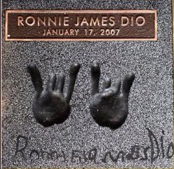CuartoObscuroQ's tweet photo. Hoy hace 14 años, las huellas de las manos de Ronnie James Dio, fueron inmortalizadas en el "Rock Walk" en Sunset Strip en Hollywood.
#MetalForAll #Dio #Hollywood 🤘🏻😎🤘🏻 https://t.co/sQ2rMgRiYN