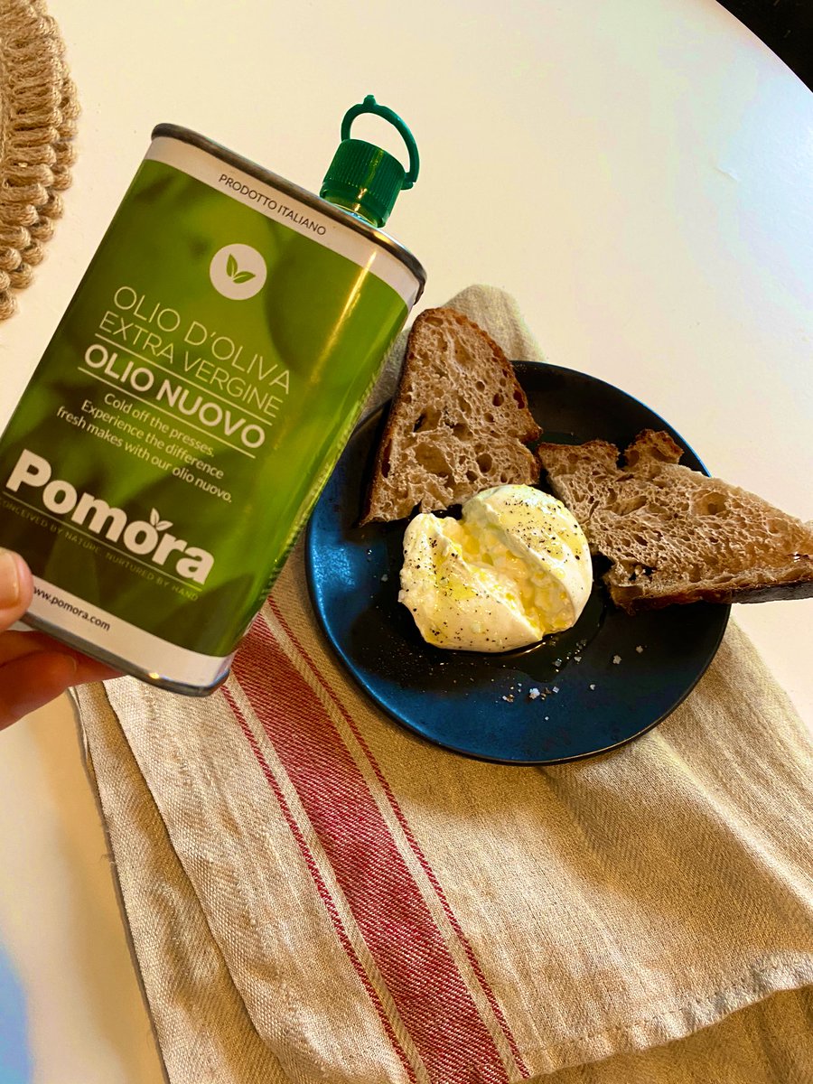 So this turned out to be an amazing Southern Italian themed snack! Found some burrata imported from Puglia and doused it with freshly pressed <a href="/PomoraGoodFood/">Pomora</a> Olio Nuovo from Sicily 💚👌🏻🤤