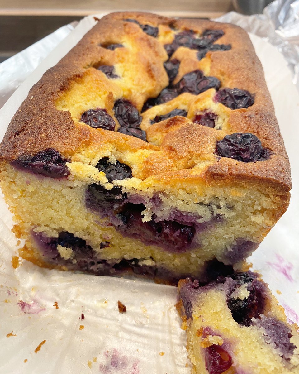 DrMariMcV's tweet photo. Emergency cake
#sundaydread
#midnightbaking
#ottolenghi https://t.co/GiwHKEdmVe