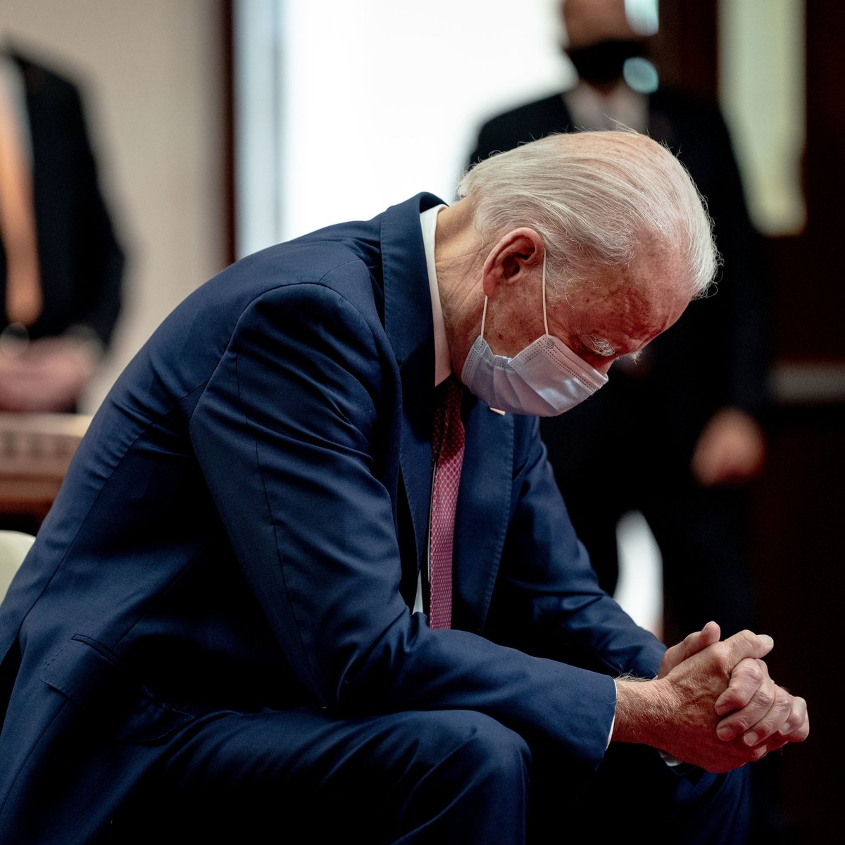 3/ News photography after Trump:•Biden empathy trumps compassion vacuum. All disasters/crises recognized as such, w aftermaths. Emphasis on grief/loss rituals, honoring victims/casualties, especially *the half-million.*   @erinschaff  @nytimes