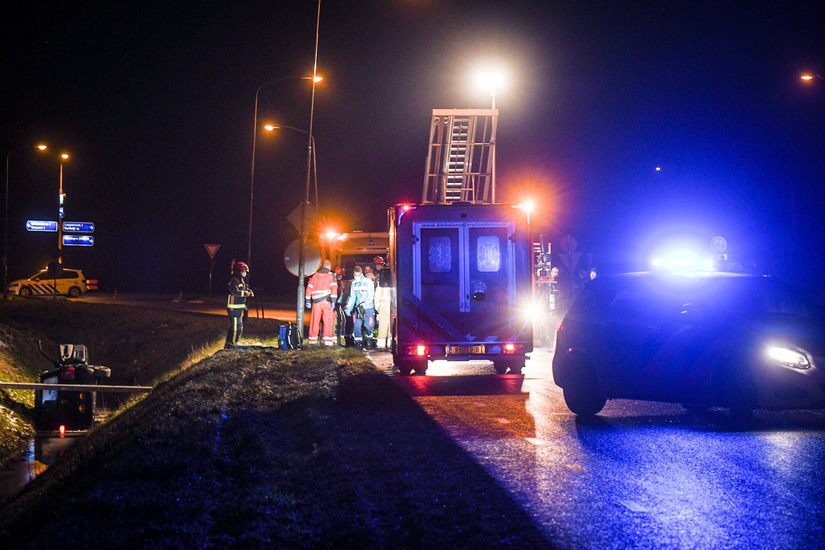 112Hogeland's tweet photo. Spekgladde weg; auto in de sloot - https://t.co/SpLlhXc82J https://t.co/7nzturEXVV