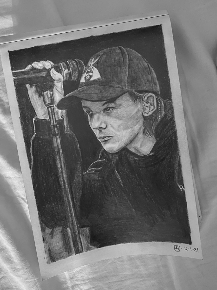 musicforadisco's tweet photo. @Louis_Tomlinson hi Louis!! I hope you’re alright!! I made these drawings of you and it would mean the world to me if you saw them! lots of love xx @Louis_Tomlinson https://t.co/PcHLhqbBxM