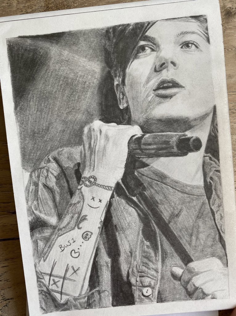 musicforadisco's tweet photo. @Louis_Tomlinson hi Louis!! I hope you’re alright!! I made these drawings of you and it would mean the world to me if you saw them! lots of love xx @Louis_Tomlinson https://t.co/PcHLhqbBxM
