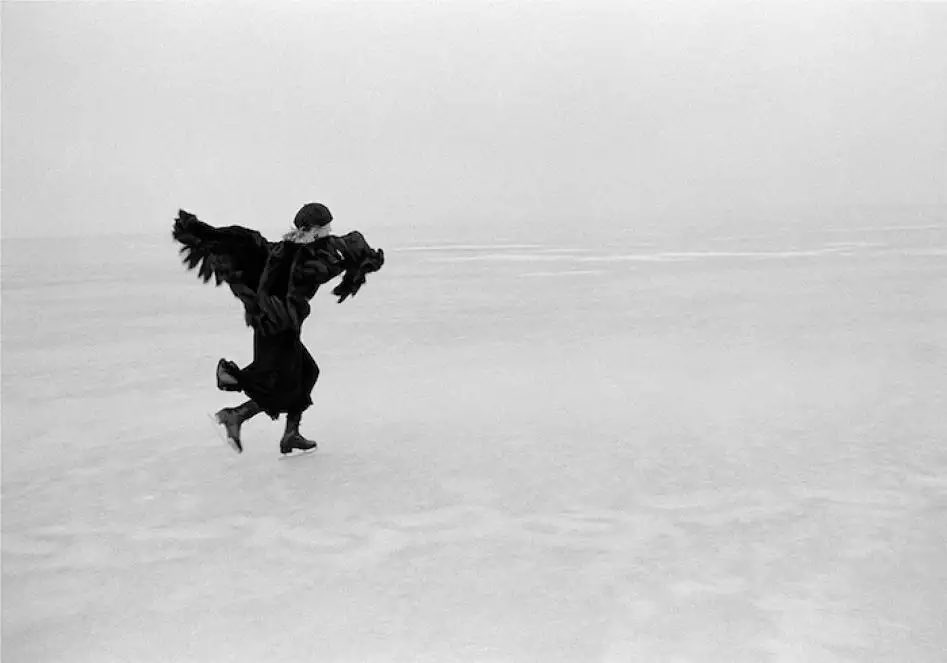 ddoniolvalcroze's tweet image. Singer-songwriter Joni Mitchell, skating on Lake Mendota, Madison, WI, 1976 
(Photo: Joel Bernstein)