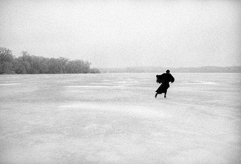 ddoniolvalcroze's tweet image. Singer-songwriter Joni Mitchell, skating on Lake Mendota, Madison, WI, 1976 
(Photo: Joel Bernstein)