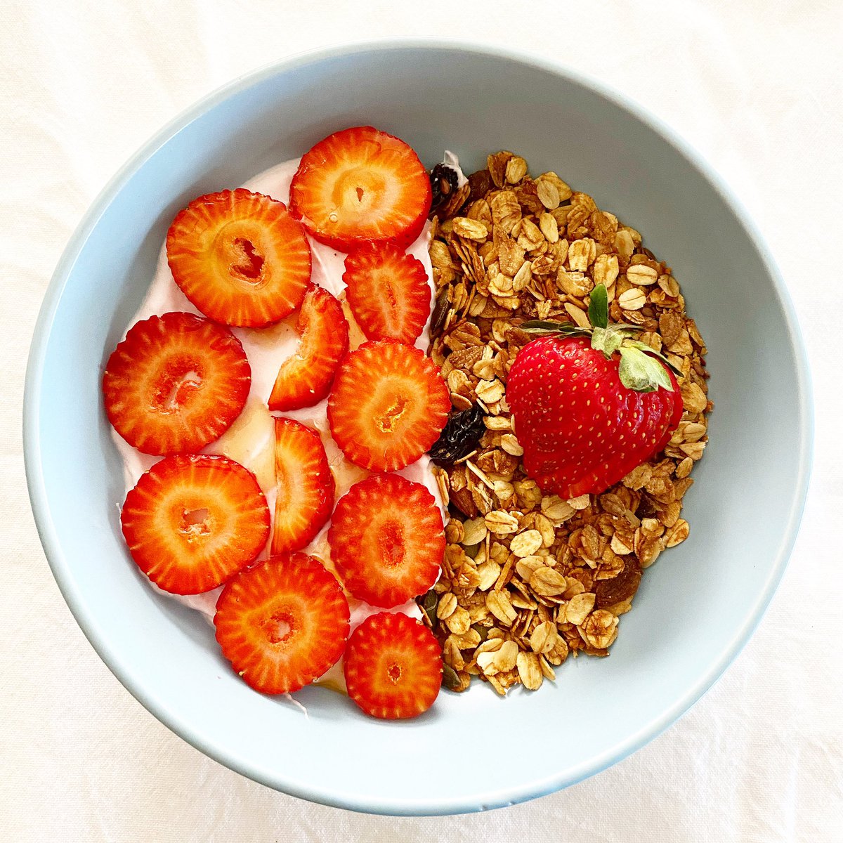 sydneygrleditor's tweet photo. Starting My Day With a Healthy Strawberry Granola Bowl w/ Drizzle Of Strawberry Honey 🍓🍯 https://t.co/uBT5PLc0dm