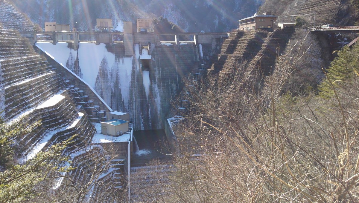damdam_typhoon's tweet photo. 山梨県 深城ダム
薄っすらと雪化粧・・・・
#このタグをみた人はド正面写真を貼る
#ダム #山梨県 #深城ダム
#相模川水系 #葛野川
#重力式コンクリートダム #FNWP https://t.co/VFWvzHWTnf