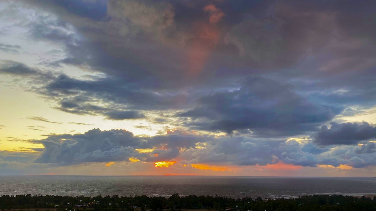 PAOLA_FIEGE's tweet photo. Frío y ventoso #Atardecer antes de la #lluvia. #PlayaVerde #Sunset #Uruguay 🇺🇾#Skifire #MisFotos #storm #TwitterNatureCommunity @StormHour @boleadorcharrua @chematierra @uruguaypostales @PuntadelEsteS @ThePhotoHour @LensAreLive @StormHourMark https://t.co/vANADXB9qL