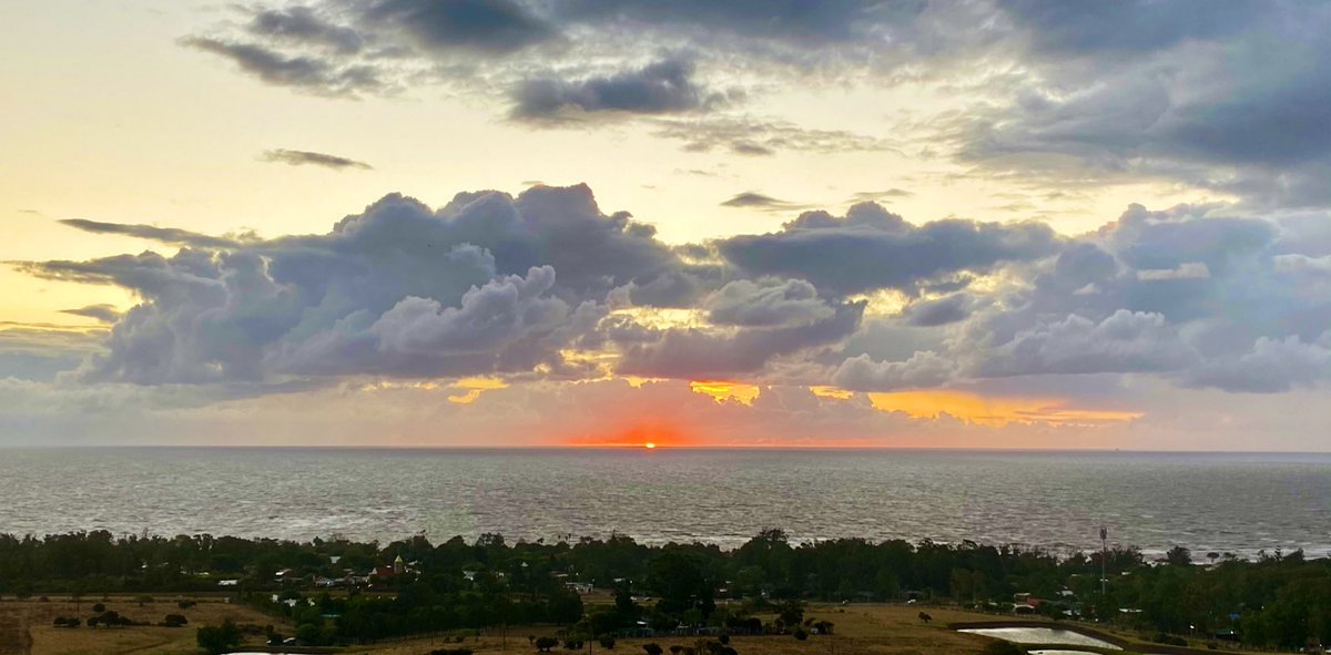 PAOLA_FIEGE's tweet photo. Frío y ventoso #Atardecer antes de la #lluvia. #PlayaVerde #Sunset #Uruguay 🇺🇾#Skifire #MisFotos #storm #TwitterNatureCommunity @StormHour @boleadorcharrua @chematierra @uruguaypostales @PuntadelEsteS @ThePhotoHour @LensAreLive @StormHourMark https://t.co/vANADXB9qL