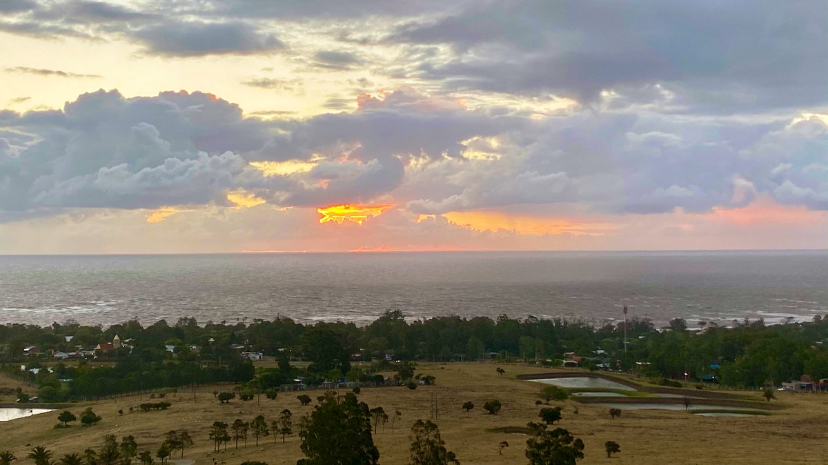 PAOLA_FIEGE's tweet photo. Frío y ventoso #Atardecer antes de la #lluvia. #PlayaVerde #Sunset #Uruguay 🇺🇾#Skifire #MisFotos #storm #TwitterNatureCommunity @StormHour @boleadorcharrua @chematierra @uruguaypostales @PuntadelEsteS @ThePhotoHour @LensAreLive @StormHourMark https://t.co/vANADXB9qL