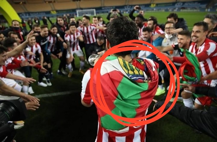 OraaBorja's tweet photo. Después de unos minutos de alegría y emoción, tengo que decir que me avergüenza como vasco y como athleticzale que Asier Villalibre llevara sobre su espalda la ikurriña con simbología independentista, en la final de la Supercopa de ESPAÑA. Repulsivo https://t.co/xAhcfgHpwI