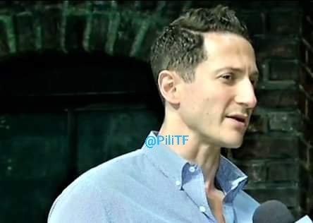 PiliTF's tweet photo. #SashaRoiz talking about his characters Theo and Pip Wexler in the play "Three Days of Rain "
Portland Center Stage 
#pcsarmory 
Portland, Oregon
May 2015
#screenshots https://t.co/lm70A941lD