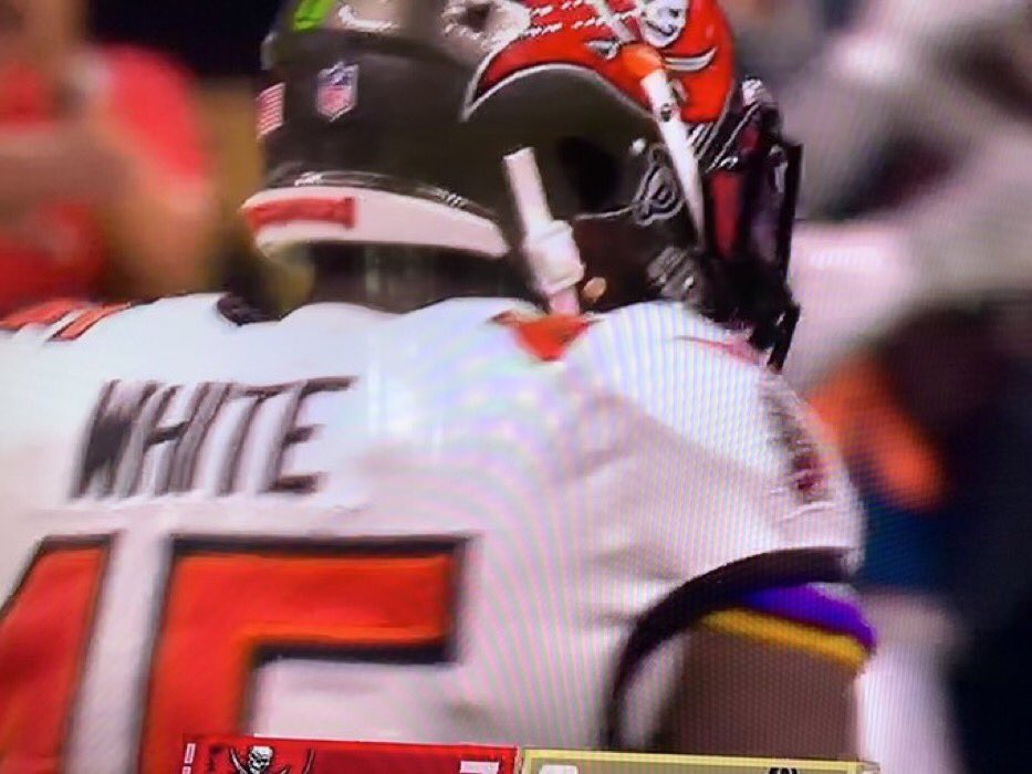 WeAreBigGuys's tweet photo. LSU must have the comfiest shoulder pads man 😂🤣 I NEED ANSWERS! @LSUfootball https://t.co/YuxVeejAXx