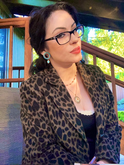 Was gonna post this on Instagram until I noticed the shadows made my skin look weird 😂 https://t.co/