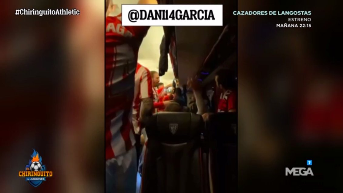 elchiringuitotv's tweet photo. 🎺🔴⚪️"Shalalalalalalaaaaaa AAAATHLETIC CLUUUUUB".

🚌🥳La FIESTA del autobús del @AthleticClub, desde dentro en #ChiringuitoAthletic https://t.co/xHMBV6GUzr