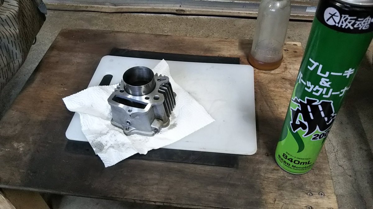 Masaki リトルカブ85 クロスハッチ再生 もうこのシリンダーは廃棄のつもりだったからダメもとでペーパーかけてみた まぁ クロスハッチはまずまずとして 縦傷が結構入っちゃってるな ピストンリング交換してみてどうかな ダメなら次は75ccにしよっ