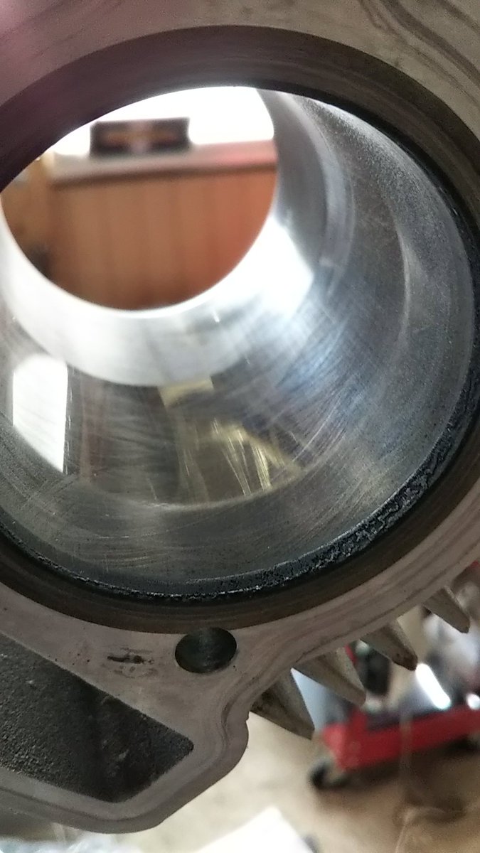 Masaki リトルカブ85 クロスハッチ再生 もうこのシリンダーは廃棄のつもりだったからダメもとでペーパーかけてみた まぁ クロスハッチはまずまずとして 縦傷が結構入っちゃってるな ピストンリング交換してみてどうかな ダメなら次は75ccにしよっ